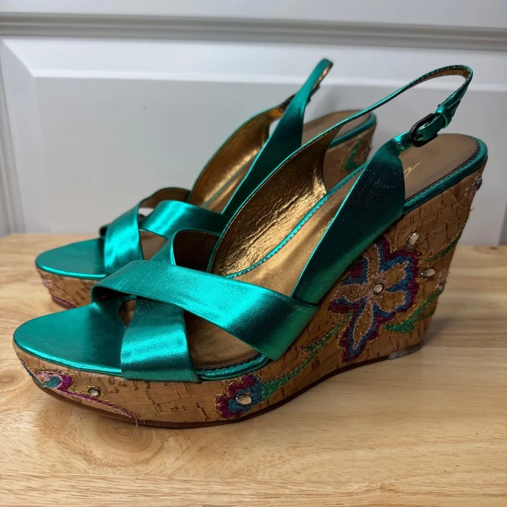 UNIQUE TEAL LEATHER WEDGES WITH FLORAL EMBELLISHMENT BY VINCE CAMUTO SIZE 8.5